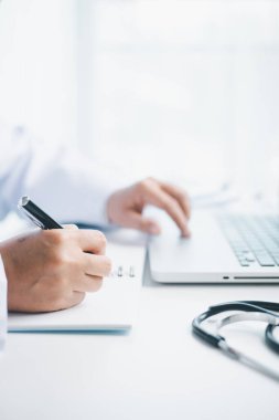 İşletme doktorluğu eğitimi, temel küreselleşme, üniversite ve üniversitede öğrenim ve öğrenim, bilgi edinmek için seyahat ve küresel ekonomi gereklidir. Tıbbi sağlık hizmetleri için kitap steteskopu