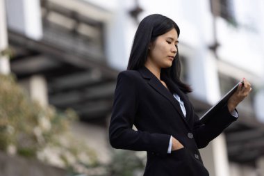 Geleceğin uzaktan kumandalı çalışması teknolojiyi birleştirir. Akıllı telefon dijital iş kadını e-öğrenim verimliliğini sağlar. Seyahat ise modern cihazları karıştırır.