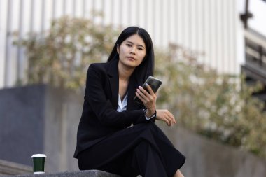 Geleceğin uzaktan kumandalı çalışması teknolojiyi birleştirir. Akıllı telefon dijital iş kadını e-öğrenim verimliliğini sağlar. Seyahat ise modern cihazları karıştırır.