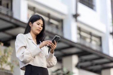 Geleceğin uzaktan kumandalı çalışması teknolojiyi birleştirir. Akıllı telefon bağlantısı çevrimiçi beyaz dijital iş kadını e-öğrenim verimliliğini sağlar. Seyahat ise modern cihazları karıştırır.