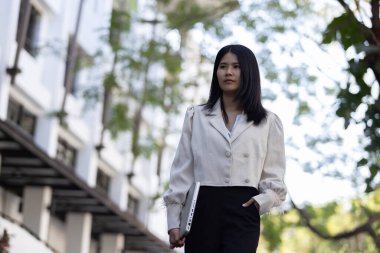 Geleceğin uzaktan kumandalı çalışması teknolojiyi birleştirir. Akıllı telefon bağlantısı çevrimiçi beyaz dijital iş kadını e-öğrenim verimliliğini sağlar. Seyahat ise modern cihazları karıştırır.