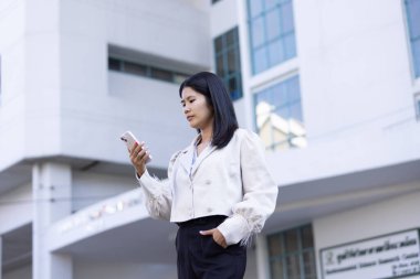 Geleceğin uzaktan kumandalı çalışması teknolojiyi birleştirir. Akıllı telefon bağlantısı çevrimiçi beyaz dijital iş kadını e-öğrenim verimliliğini sağlar. Seyahat ise modern cihazları karıştırır.