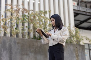 Geleceğin uzaktan kumandalı çalışması teknolojiyi birleştirir. Akıllı telefon bağlantısı çevrimiçi beyaz dijital iş kadını e-öğrenim verimliliğini sağlar. Seyahat ise modern cihazları karıştırır.