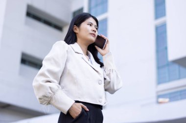 Geleceğin uzaktan kumandalı çalışması teknolojiyi birleştirir. Akıllı telefon bağlantısı çevrimiçi beyaz dijital iş kadını e-öğrenim verimliliğini sağlar. Seyahat ise modern cihazları karıştırır.