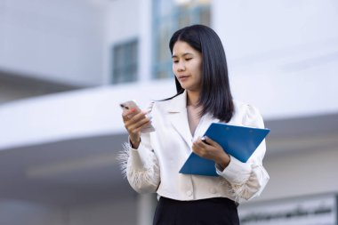 Geleceğin uzaktan kumandalı çalışması teknolojiyi birleştirir. Akıllı telefon bağlantısı çevrimiçi beyaz dijital iş kadını e-öğrenim verimliliğini sağlar. Seyahat ise modern cihazları karıştırır.