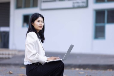 Geleceğin uzaktan kumandalı çalışması teknolojiyi birleştirir. Akıllı telefon bağlantısı çevrimiçi beyaz dijital iş kadını e-öğrenim verimliliğini sağlar. Seyahat ise modern cihazları karıştırır.