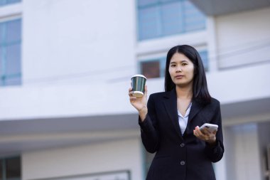 Geleceğin uzaktan kumandalı çalışması teknolojiyi birleştirir. Akıllı telefon dijital iş kadını e-öğrenim verimliliğini sağlar. Seyahat ise modern cihazları karıştırır.