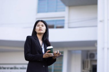 Geleceğin uzaktan kumandalı çalışması teknolojiyi birleştirir. Akıllı telefon dijital iş kadını e-öğrenim verimliliğini sağlar. Seyahat ise modern cihazları karıştırır.