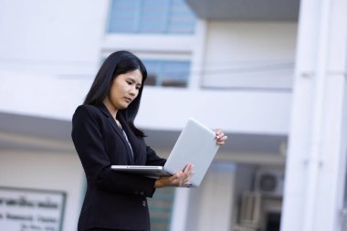 Geleceğin uzaktan kumandalı çalışması teknolojiyi birleştirir. Akıllı telefon dijital iş kadını e-öğrenim verimliliğini sağlar. Seyahat ise modern cihazları karıştırır.