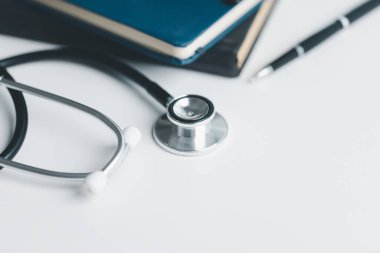 Küreselleşme, öğrenci öğrenimi ve yüksekokullarda öğrenim ve öğrenim için gerekli olan iş eğitimini kavramsallaştırmak küresel seyahat ekonomisi gerektiriyordu. Tıbbi sağlık hizmetleri için kitap steteskopu