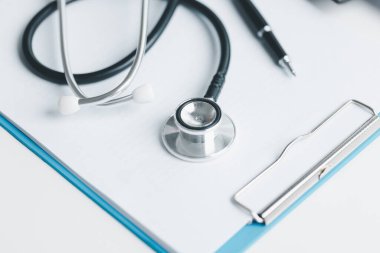 Küreselleşme, öğrenci öğrenimi ve yüksekokullarda öğrenim ve öğrenim için gerekli olan iş eğitimini kavramsallaştırmak küresel seyahat ekonomisi gerektiriyordu. Tıbbi sağlık hizmetleri için kitap steteskopu
