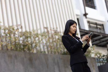 Geleceğin uzaktan kumandalı çalışması teknolojiyi birleştirir. Akıllı telefon dijital iş kadını e-öğrenim verimliliğini sağlar. Seyahat ise modern cihazları karıştırır.