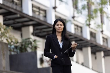 Geleceğin uzaktan kumandalı çalışması teknolojiyi birleştirir. Akıllı telefon dijital iş kadını e-öğrenim verimliliğini sağlar. Seyahat ise modern cihazları karıştırır.