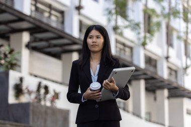 Geleceğin uzaktan kumandalı çalışması teknolojiyi birleştirir. Akıllı telefon dijital iş kadını e-öğrenim verimliliğini sağlar. Seyahat ise modern cihazları karıştırır.