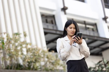 Geleceğin uzaktan kumandalı çalışması teknolojiyi birleştirir. Akıllı telefon bağlantısı çevrimiçi beyaz dijital iş kadını e-öğrenim verimliliğini sağlar. Seyahat ise modern cihazları karıştırır.