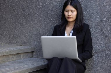 Geleceğin uzaktan kumandalı çalışması teknolojiyi birleştirir. Akıllı telefon dijital iş kadını e-öğrenim verimliliğini sağlar. Seyahat ise modern cihazları karıştırır.