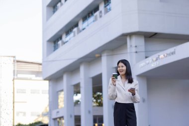 Geleceğin uzaktan kumandalı çalışması teknolojiyi birleştirir. Akıllı telefon bağlantısı çevrimiçi beyaz dijital iş kadını e-öğrenim verimliliğini sağlar. Seyahat ise modern cihazları karıştırır.