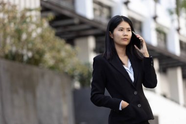 Geleceğin uzaktan kumandalı çalışması teknolojiyi birleştirir. Akıllı telefon dijital iş kadını e-öğrenim verimliliğini sağlar. Seyahat ise modern cihazları karıştırır.