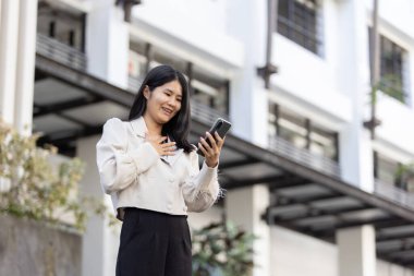 Geleceğin uzaktan kumandalı çalışması teknolojiyi birleştirir. Akıllı telefon bağlantısı çevrimiçi beyaz dijital iş kadını e-öğrenim verimliliğini sağlar. Seyahat ise modern cihazları karıştırır.