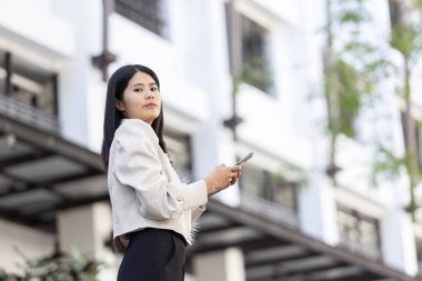Geleceğin uzaktan kumandalı çalışması teknolojiyi birleştirir. Akıllı telefon bağlantısı çevrimiçi beyaz dijital iş kadını e-öğrenim verimliliğini sağlar. Seyahat ise modern cihazları karıştırır.