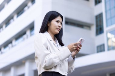 Geleceğin uzaktan kumandalı çalışması teknolojiyi birleştirir. Akıllı telefon bağlantısı çevrimiçi beyaz dijital iş kadını e-öğrenim verimliliğini sağlar. Seyahat ise modern cihazları karıştırır.
