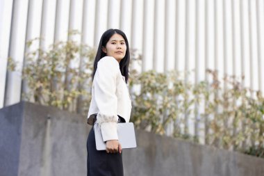 Geleceğin uzaktan kumandalı çalışması teknolojiyi birleştirir. Akıllı telefon bağlantısı çevrimiçi beyaz dijital iş kadını e-öğrenim verimliliğini sağlar. Seyahat ise modern cihazları karıştırır.