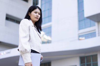 Geleceğin uzaktan kumandalı çalışması teknolojiyi birleştirir. Akıllı telefon bağlantısı çevrimiçi beyaz dijital iş kadını e-öğrenim verimliliğini sağlar. Seyahat ise modern cihazları karıştırır.