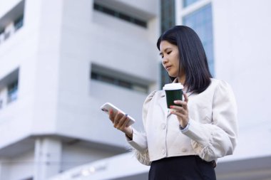 Geleceğin uzaktan kumandalı çalışması teknolojiyi birleştirir. Akıllı telefon bağlantısı çevrimiçi beyaz dijital iş kadını e-öğrenim verimliliğini sağlar. Seyahat ise modern cihazları karıştırır.