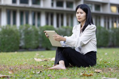 Geleceğin uzaktan kumandalı çalışması teknolojiyi birleştirir. Akıllı telefon bağlantısı çevrimiçi beyaz dijital iş kadını e-öğrenim verimliliğini sağlar. Seyahat ise modern cihazları karıştırır.