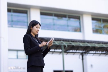 Geleceğin uzaktan kumandalı çalışması teknolojiyi birleştirir. Akıllı telefon dijital iş kadını e-öğrenim verimliliğini sağlar. Seyahat ise modern cihazları karıştırır.
