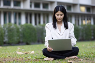 Geleceğin uzaktan kumandalı çalışması teknolojiyi birleştirir. Akıllı telefon bağlantısı çevrimiçi beyaz dijital iş kadını e-öğrenim verimliliğini sağlar. Seyahat ise modern cihazları karıştırır.