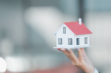 Kadın el ele tutuşması ev modeli iş konsepti satışı finansal yönetim yatırım bankası kredi sahiplik gelir ekonomisi yatırım yatırımları daire bulanık arka plan emlak satın alma