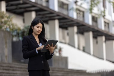 Geleceğin uzaktan kumandalı çalışması teknolojiyi birleştirir. Akıllı telefon dijital iş kadını e-öğrenim verimliliğini sağlar. Seyahat ise modern cihazları karıştırır.