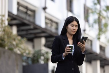 Geleceğin uzaktan kumandalı çalışması teknolojiyi birleştirir. Akıllı telefon dijital iş kadını e-öğrenim verimliliğini sağlar. Seyahat ise modern cihazları karıştırır.