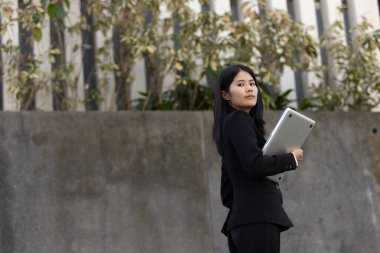 Geleceğin uzaktan kumandalı çalışması teknolojiyi birleştirir. Akıllı telefon dijital iş kadını e-öğrenim verimliliğini sağlar. Seyahat ise modern cihazları karıştırır.