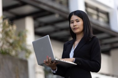 Geleceğin uzaktan kumandalı çalışması teknolojiyi birleştirir. Akıllı telefon dijital iş kadını e-öğrenim verimliliğini sağlar. Seyahat ise modern cihazları karıştırır.
