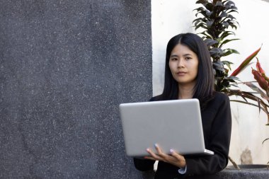 Geleceğin uzaktan kumandalı çalışması teknolojiyi birleştirir. Akıllı telefon dijital iş kadını e-öğrenim verimliliğini sağlar. Seyahat ise modern cihazları karıştırır.