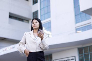 Geleceğin uzaktan kumandalı çalışması teknolojiyi birleştirir. Akıllı telefon bağlantısı çevrimiçi beyaz dijital iş kadını e-öğrenim verimliliğini sağlar. Seyahat ise modern cihazları karıştırır.