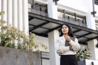 Geleceğin uzaktan kumandalı çalışması teknolojiyi birleştirir. Akıllı telefon bağlantısı çevrimiçi beyaz dijital iş kadını e-öğrenim verimliliğini sağlar. Seyahat ise modern cihazları karıştırır.