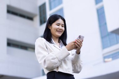 Geleceğin uzaktan kumandalı çalışması teknolojiyi birleştirir. Akıllı telefon bağlantısı çevrimiçi beyaz dijital iş kadını e-öğrenim verimliliğini sağlar. Seyahat ise modern cihazları karıştırır.