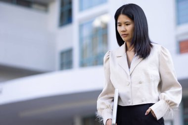 Geleceğin uzaktan kumandalı çalışması teknolojiyi birleştirir. Akıllı telefon bağlantısı çevrimiçi beyaz dijital iş kadını e-öğrenim verimliliğini sağlar. Seyahat ise modern cihazları karıştırır.