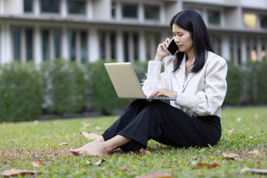 Geleceğin uzaktan kumandalı çalışması teknolojiyi birleştirir. Akıllı telefon bağlantısı çevrimiçi beyaz dijital iş kadını e-öğrenim verimliliğini sağlar. Seyahat ise modern cihazları karıştırır.