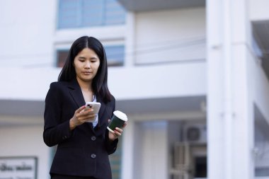 Geleceğin uzaktan kumandalı çalışması teknolojiyi birleştirir. Akıllı telefon dijital iş kadını e-öğrenim verimliliğini sağlar. Seyahat ise modern cihazları karıştırır.