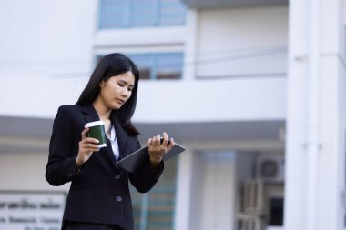 Geleceğin uzaktan kumandalı çalışması teknolojiyi birleştirir. Akıllı telefon dijital iş kadını e-öğrenim verimliliğini sağlar. Seyahat ise modern cihazları karıştırır.