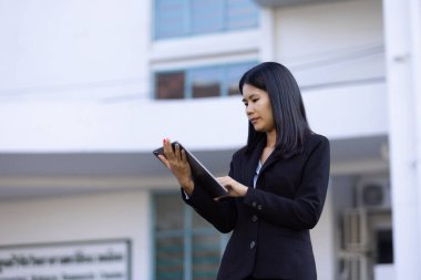 Geleceğin uzaktan kumandalı çalışması teknolojiyi birleştirir. Akıllı telefon dijital iş kadını e-öğrenim verimliliğini sağlar. Seyahat ise modern cihazları karıştırır.