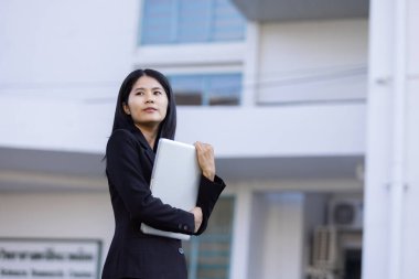 Geleceğin uzaktan kumandalı çalışması teknolojiyi birleştirir. Akıllı telefon dijital iş kadını e-öğrenim verimliliğini sağlar. Seyahat ise modern cihazları karıştırır.