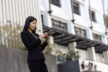 Geleceğin uzaktan kumandalı çalışması teknolojiyi birleştirir. Akıllı telefon dijital iş kadını e-öğrenim verimliliğini sağlar. Seyahat ise modern cihazları karıştırır.