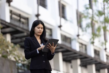 Geleceğin uzaktan kumandalı çalışması teknolojiyi birleştirir. Akıllı telefon dijital iş kadını e-öğrenim verimliliğini sağlar. Seyahat ise modern cihazları karıştırır.