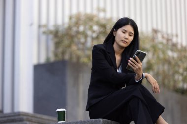 Geleceğin uzaktan kumandalı çalışması teknolojiyi birleştirir. Akıllı telefon dijital iş kadını e-öğrenim verimliliğini sağlar. Seyahat ise modern cihazları karıştırır.