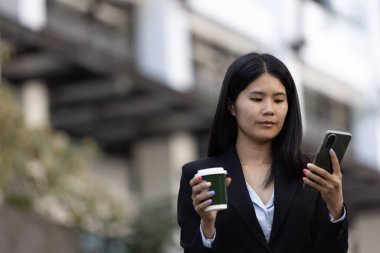 Geleceğin uzaktan kumandalı çalışması teknolojiyi birleştirir. Akıllı telefon dijital iş kadını e-öğrenim verimliliğini sağlar. Seyahat ise modern cihazları karıştırır.